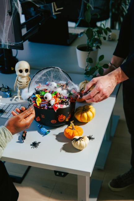 En odaeske fylt med Halloweenpynt og godteri.