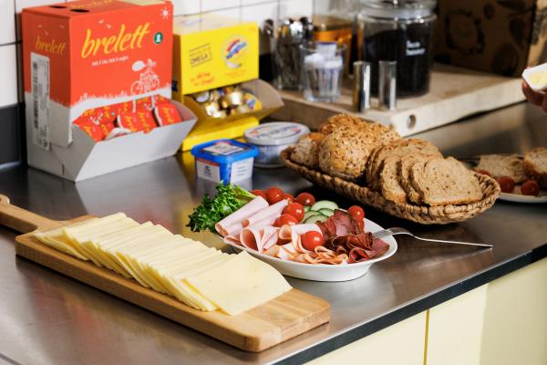 På bildet ser man et kjøkken med frokost-varer