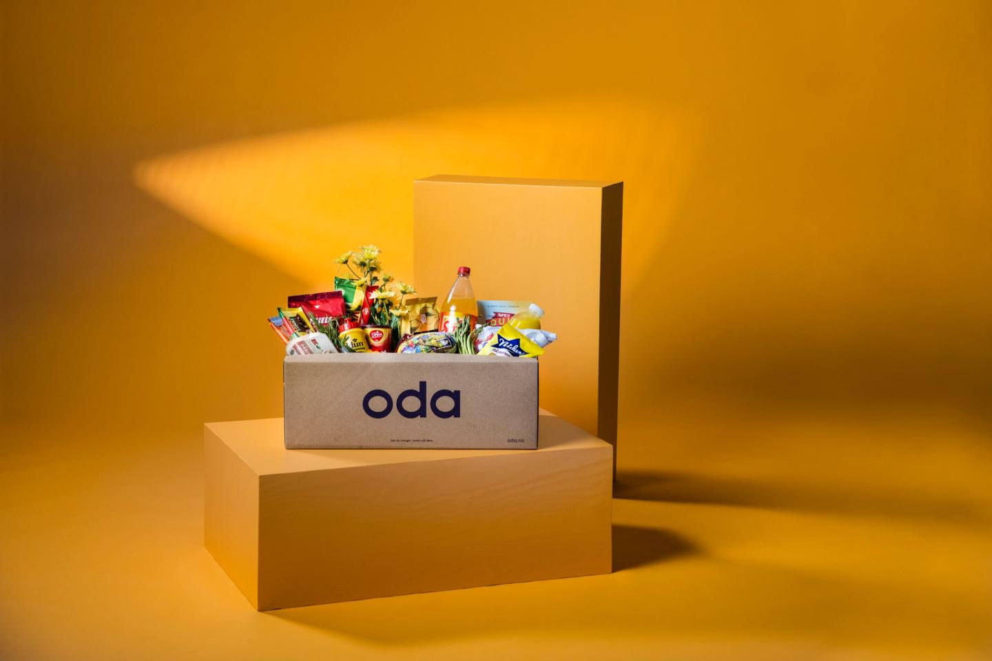Bildet viser en full pappeske med matvarer til påsken fra Oda.com