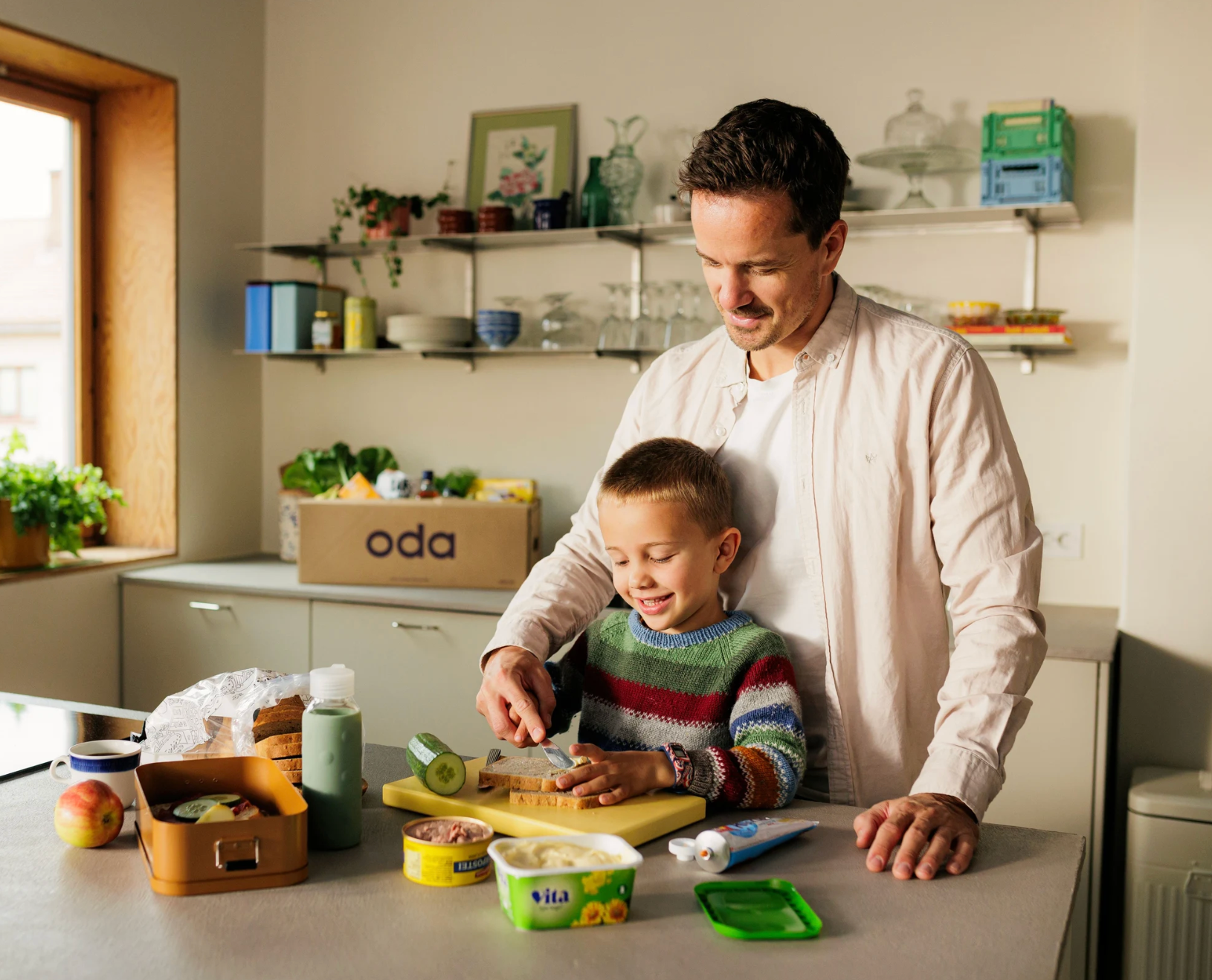 På bildet lager far og sønn matpakke