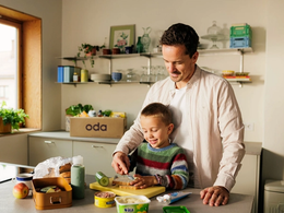 På bildet lager far og sønn matpakke