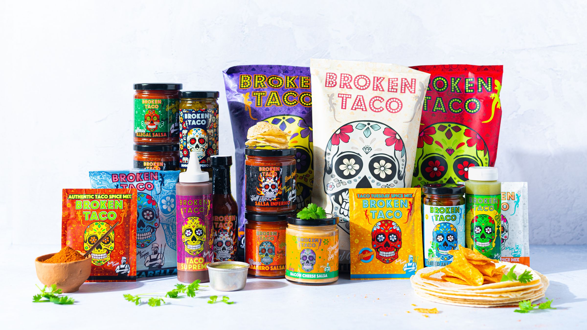 På bildet syns en rekke varer fra Broken Taco