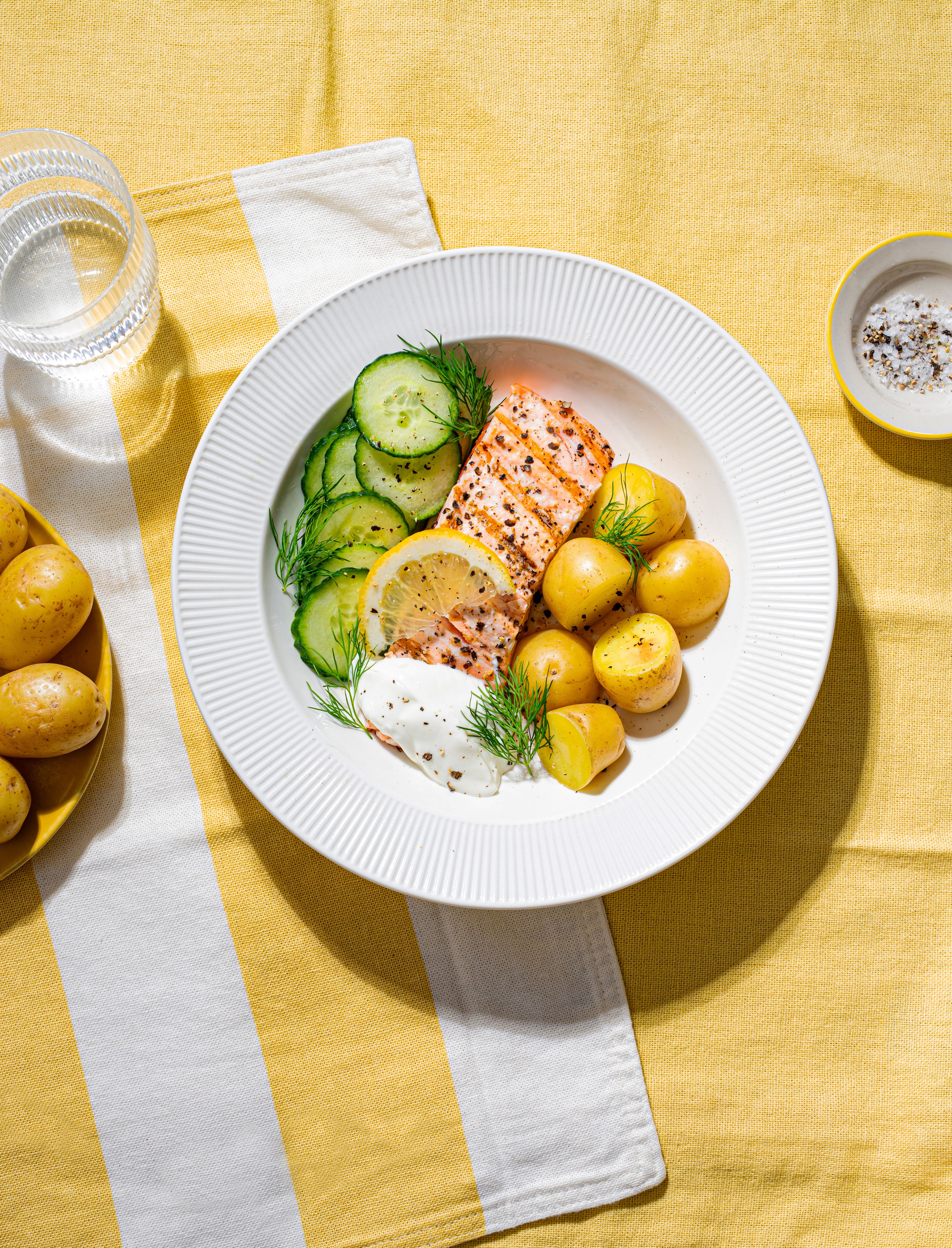 Grillmiddager med få ingredienser og oppskrifter i 3 enkle steg. Dette er middagene du faktisk rekker å lage. Kort handleliste, lite styr og masse smak. Og ja – det smaker fortsatt skikkelig sommer.