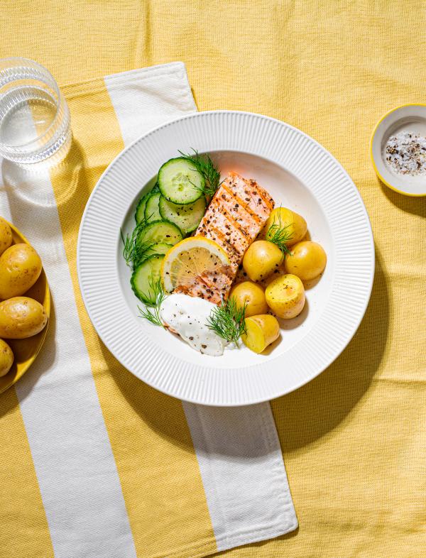 På bildet ser man en tallerken med grillet laks