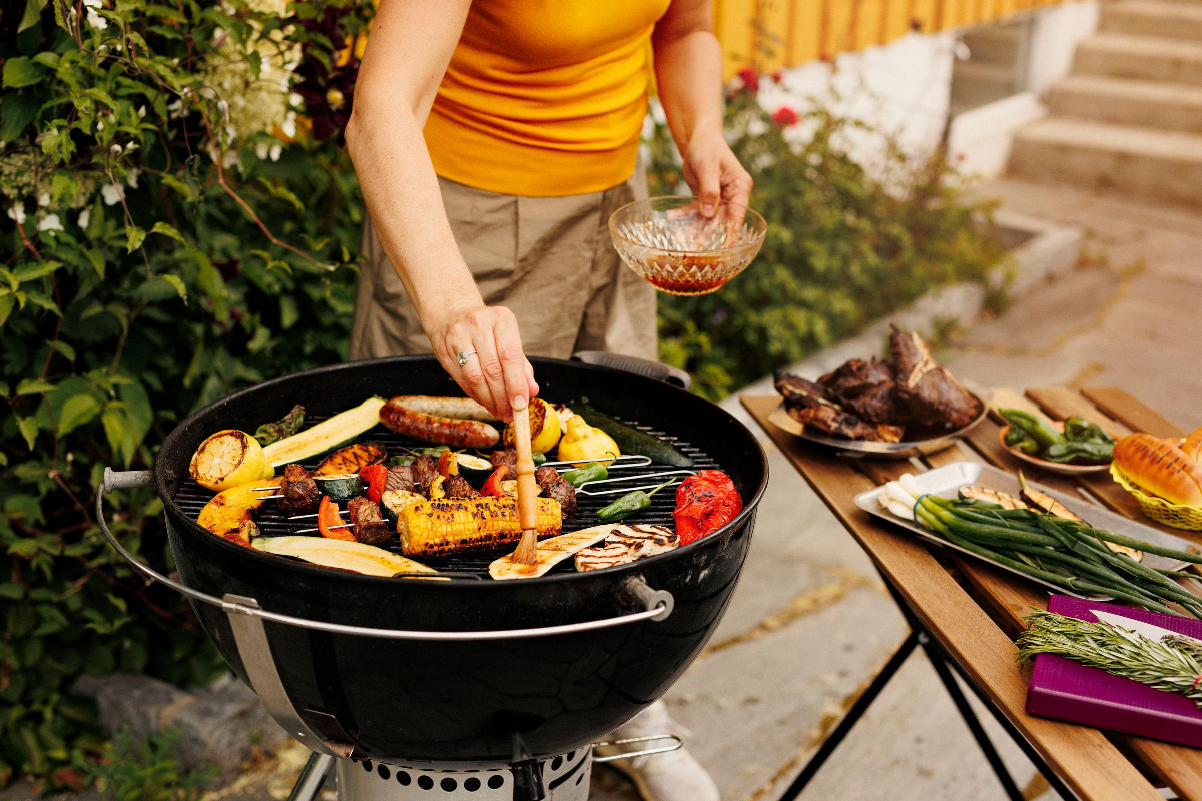 Bildet inneholder et tilbehør for grillmiddag.