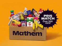 På bilden ser man en Mathemlåda fylld med matvaror och ett Prismatch-emblem