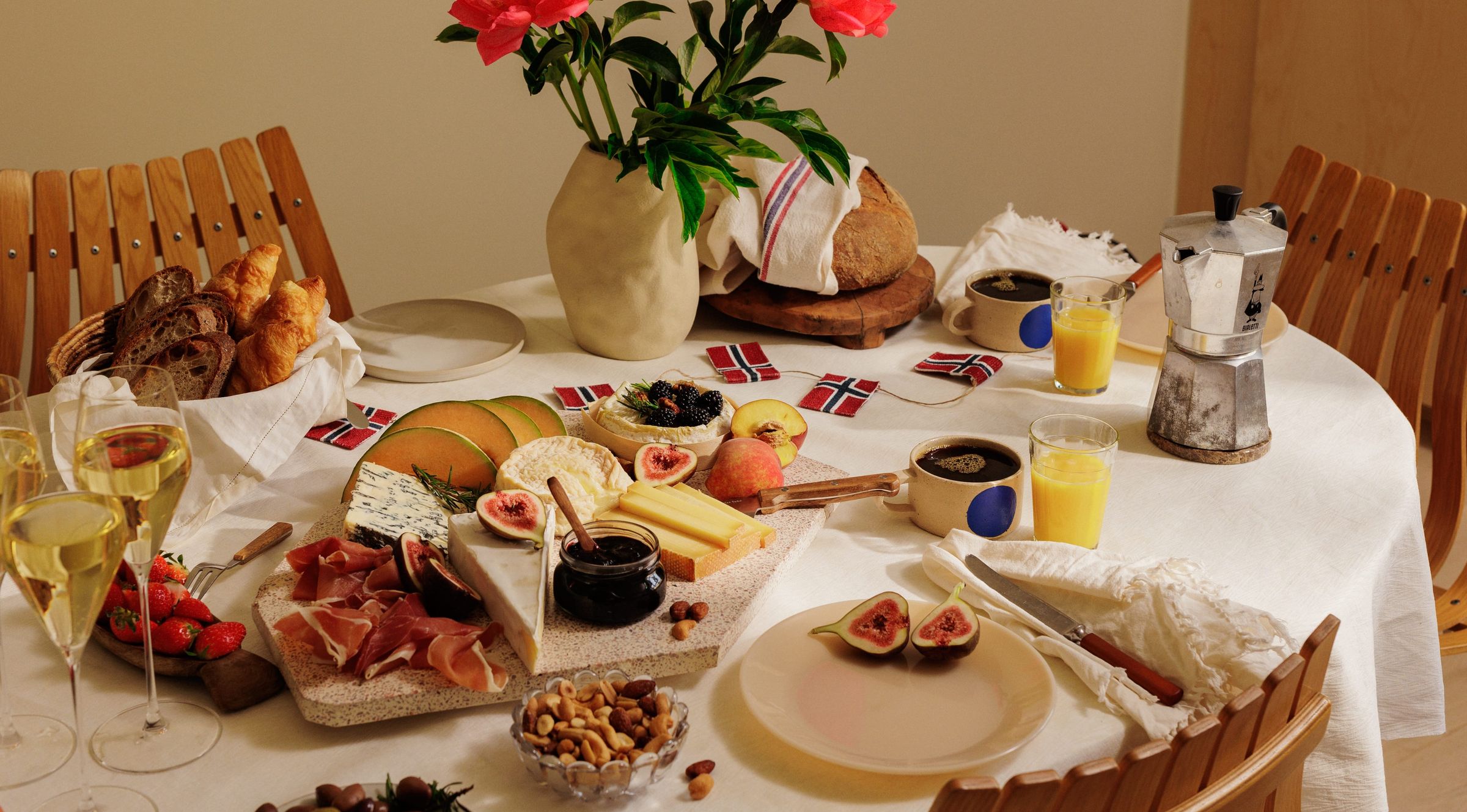 bord dekket for 17. mai-frokost