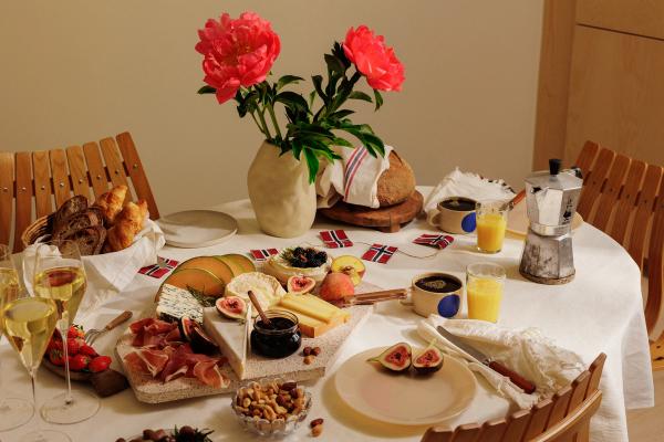 På bildet ser man et bord dekket for 17. mai frokost