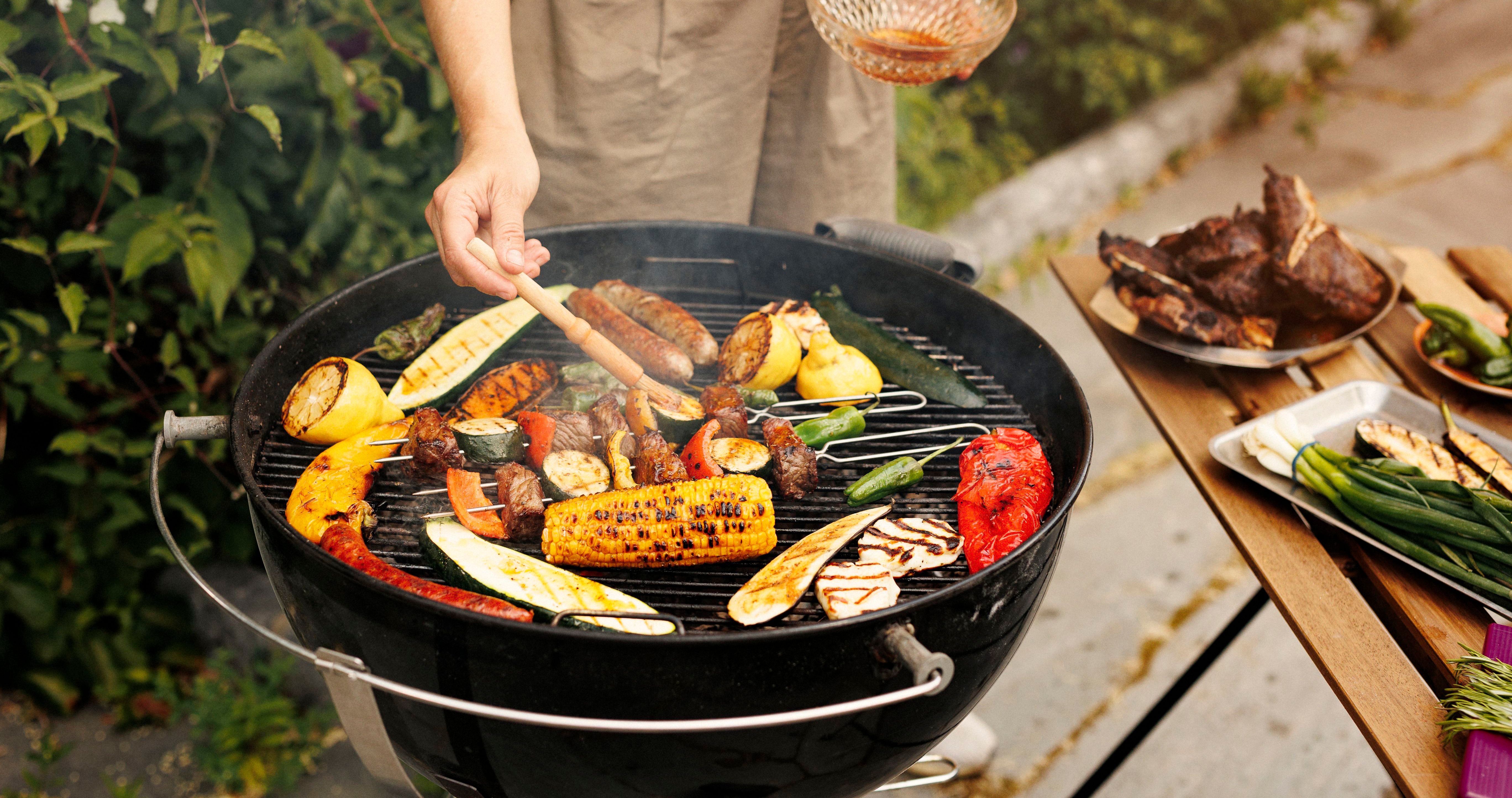 Grillmiddager med få ingredienser og oppskrifter i 3 enkle steg. Dette er middagene du faktisk rekker å lage. Kort handleliste, lite styr og masse smak. Og ja – det smaker fortsatt skikkelig sommer.