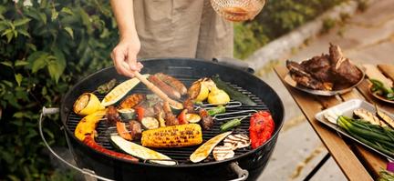 Grillmiddager med få ingredienser og oppskrifter i 3 enkle steg. Dette er middagene du faktisk rekker å lage. Kort handleliste, lite styr og masse smak. Og ja – det smaker fortsatt skikkelig sommer.