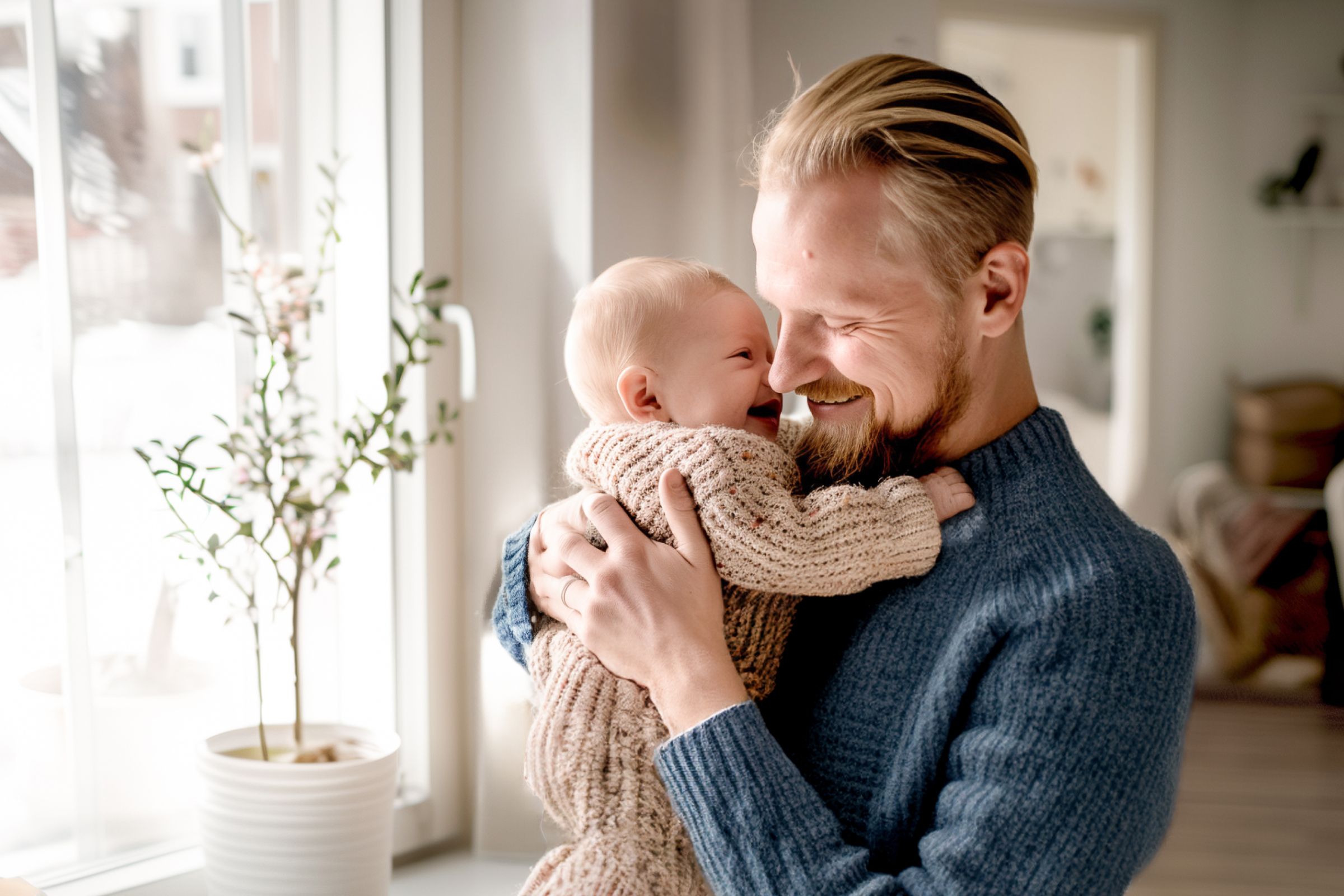 pappa håller bebis