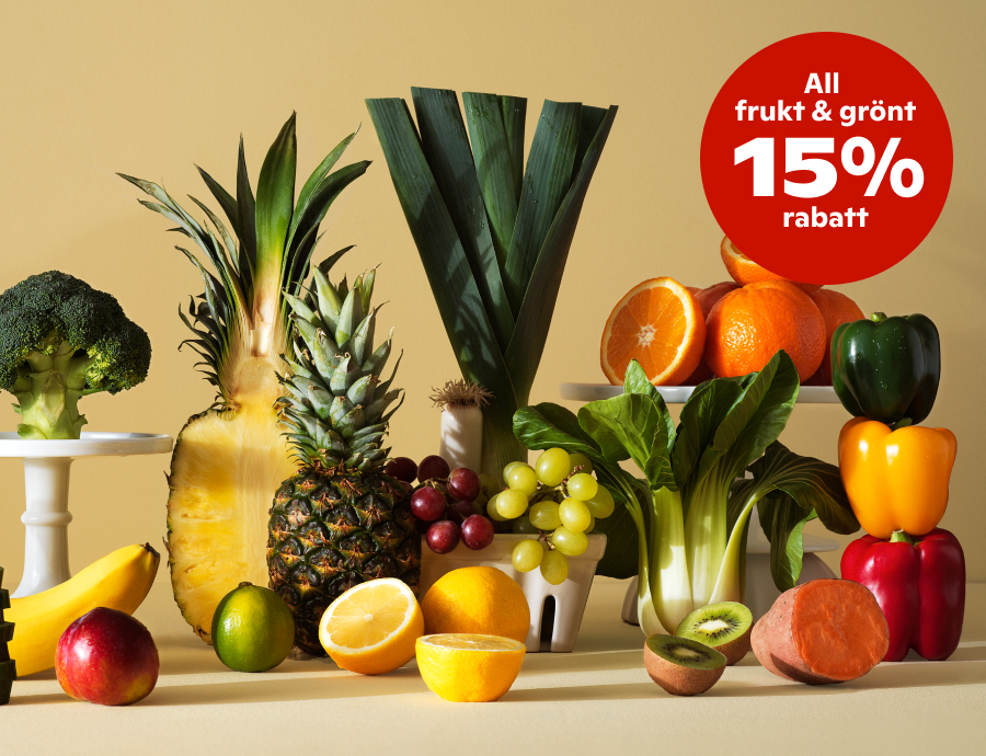 Bilden visar ett urval av frukt och grönt med en röd cirkel där det står "All frukt och grönt 15% rabatt"