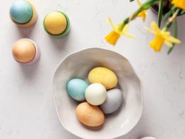 På bilden syns en skål med färgade ägg