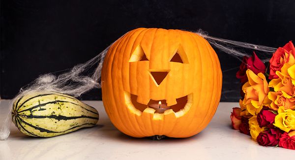 På bilden syns en utskuren pumpalykta