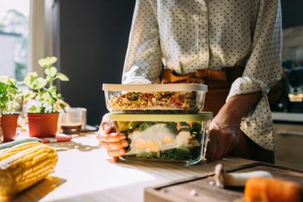 På bildet syns en person som fikser matpakke