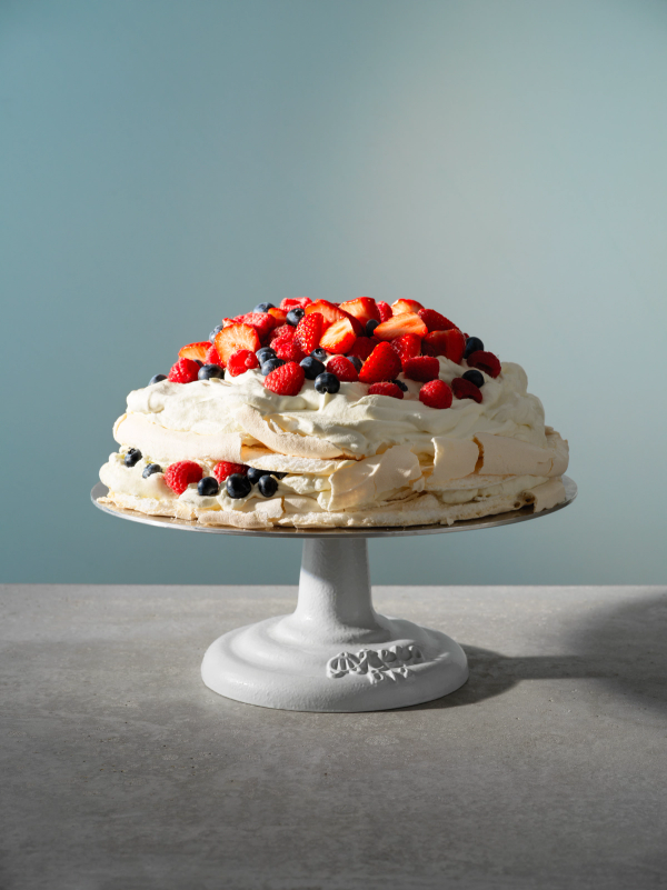 På bildet ser man en pavlova med ferske bær