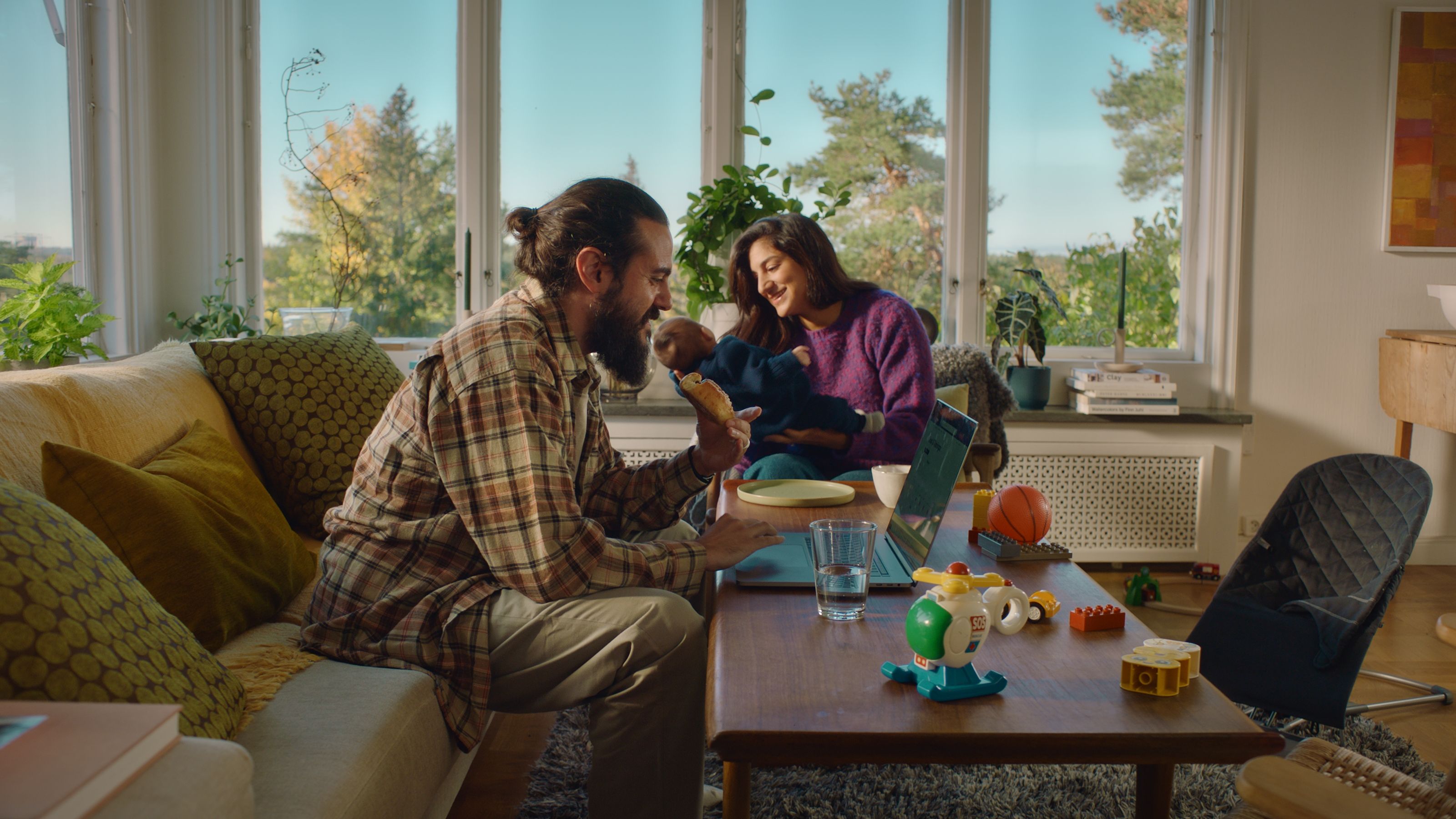 förälder som packar upp varor