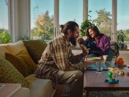 förälder som packar upp varor