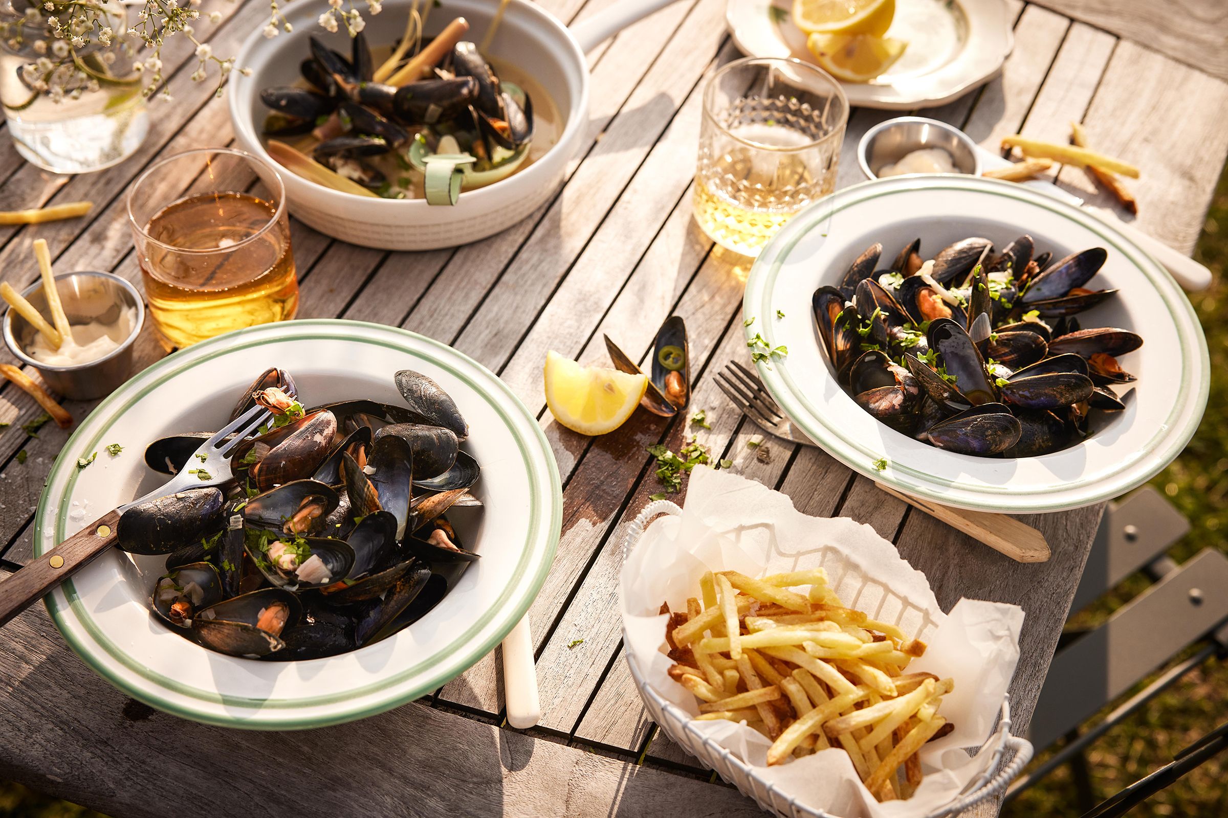 Bord dekket för middag med skalldyr, moules frites