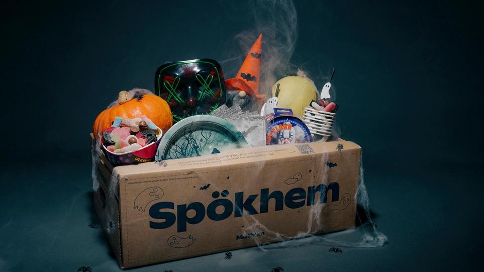På bilden syns en mathemlåda mot en orange bakgrund, med texten "Prismatch" i ett svart emblem