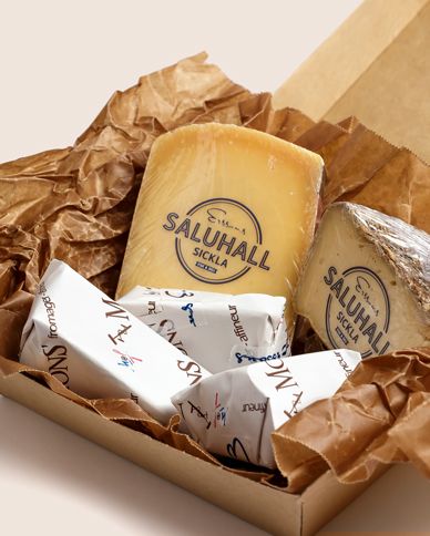 På bilden syns en låda med färska ostar