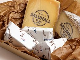 På bilden syns en låda med färska ostar