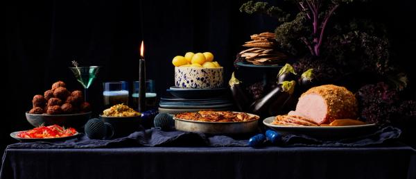 På bilden syns ett bord dukat för en klassisk julmiddag.
