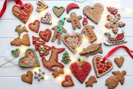 Bildet inneholder pepperkaker pyntet til jul.