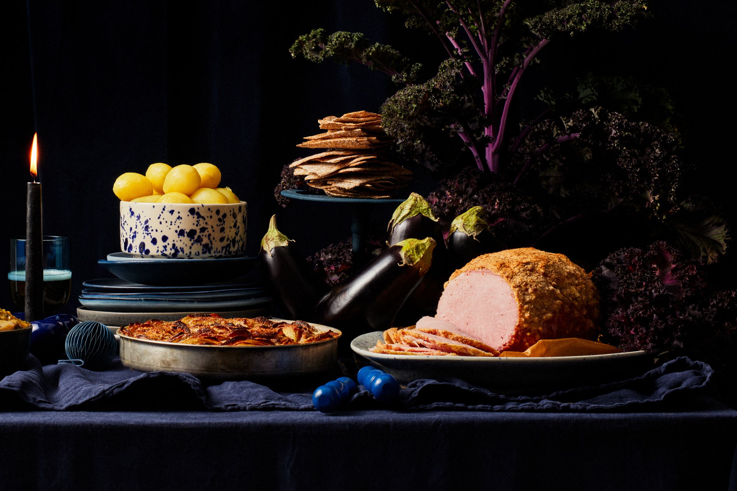 På bilden syns ett bord dukat för julmiddag, med fokus på julskinka