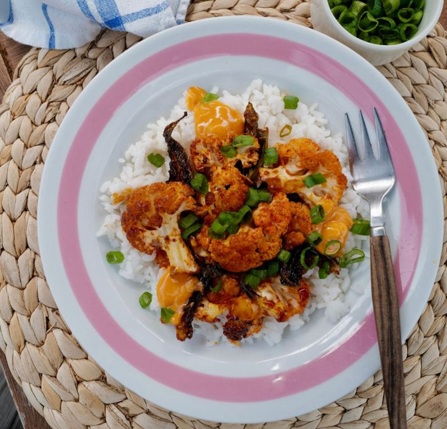 Gochujang-kukkakaali ja riisi kulhossa