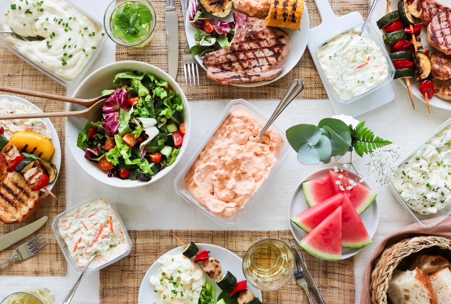 Bildet inneholder et middagsbord med potetsalat fra Delikat.