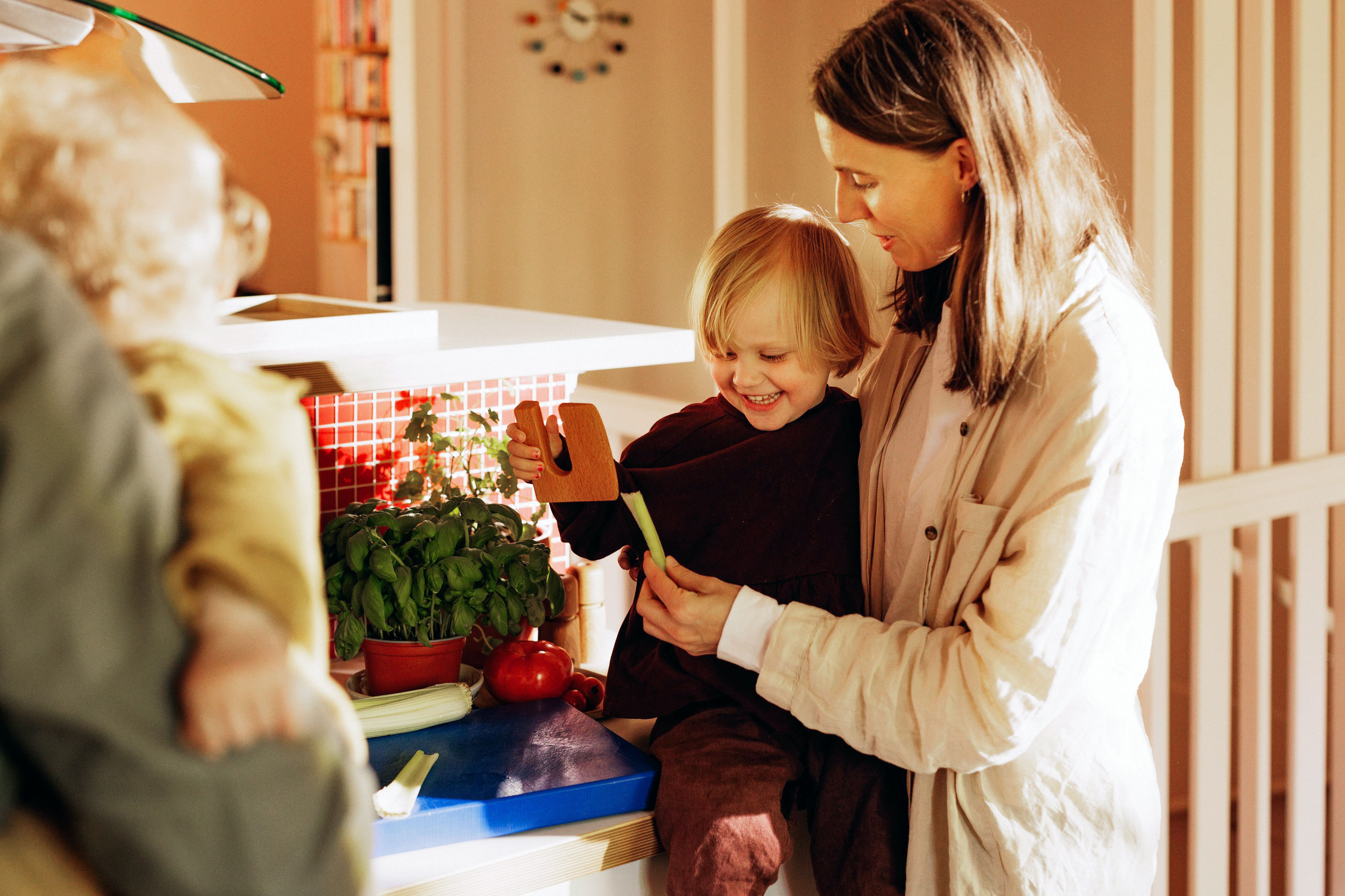 På bildet lager far og sønn matpakke