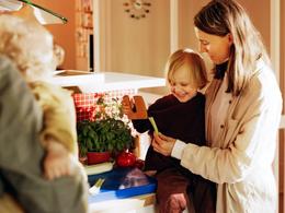 På bildet lager far og sønn matpakke