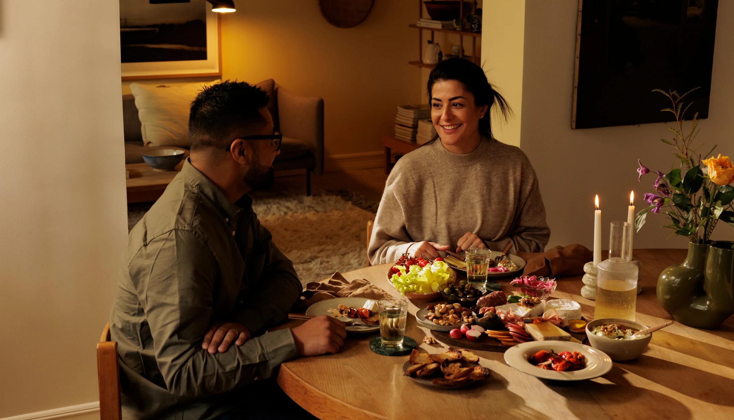 Et par som spiser en romatisk middag hjemme