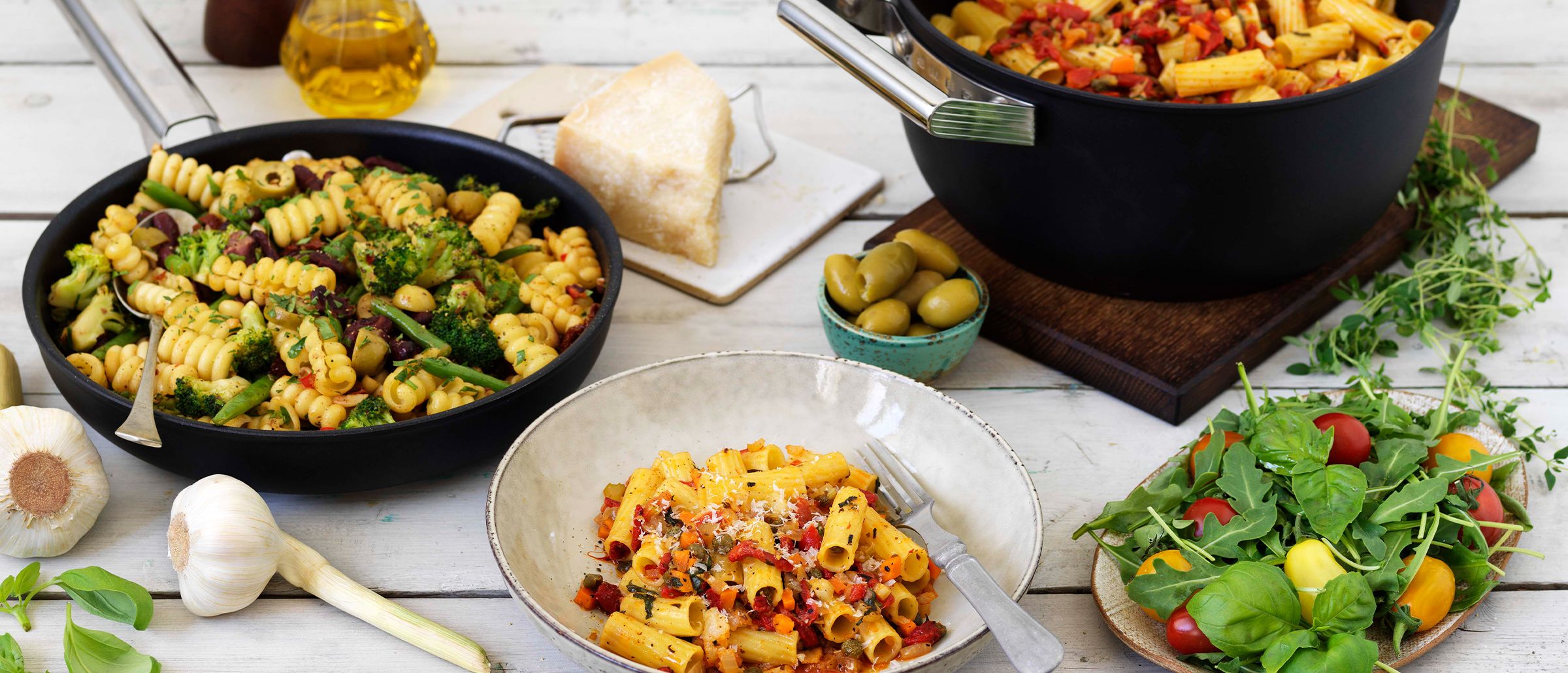 På bildet syns flere potter med mat fra Zeta