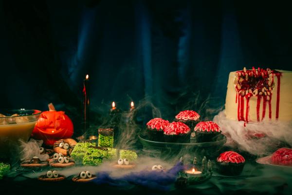 På bilden syns flera olika bakverk till halloween
