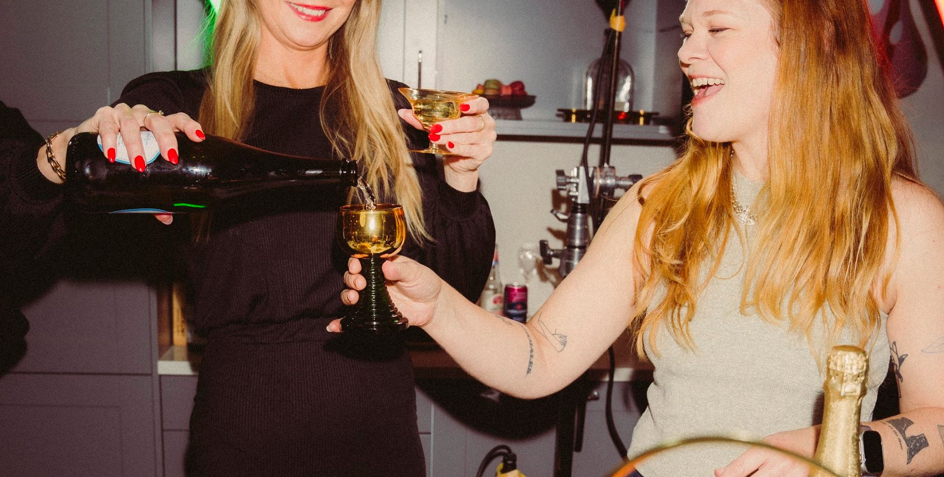 To damer nyter alkoholfri drikke på fest