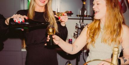 To damer nyter alkoholfri drikke på fest