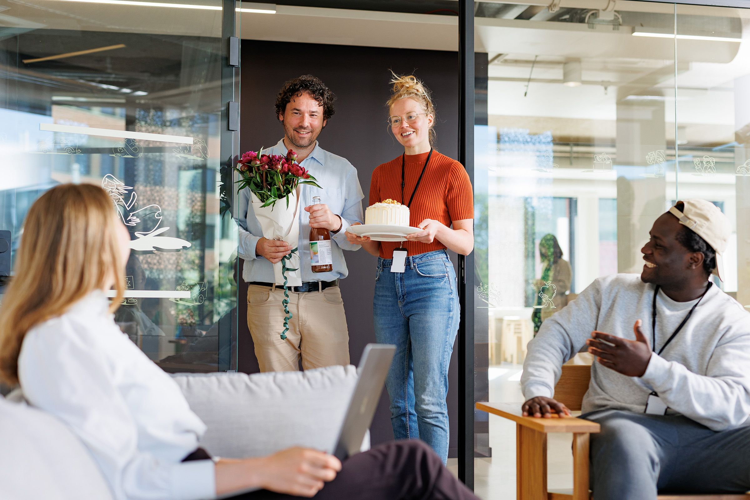 På bildet syns flere personer feire en kollega