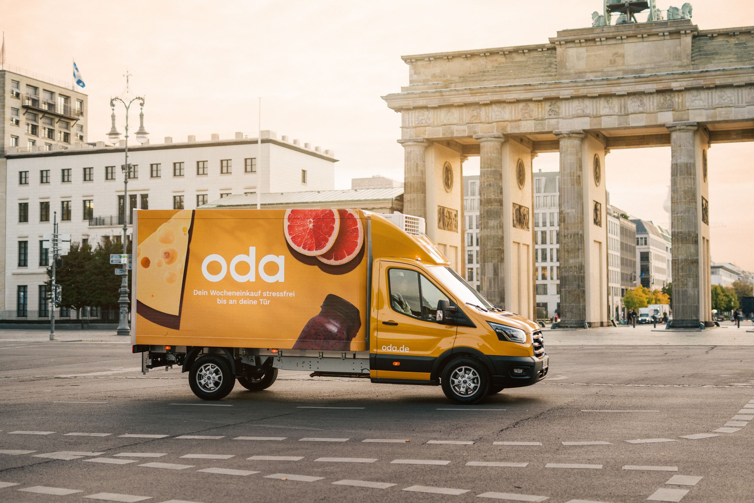 Ein Oda-Van fährt am Brandenburger Tor vorbei.