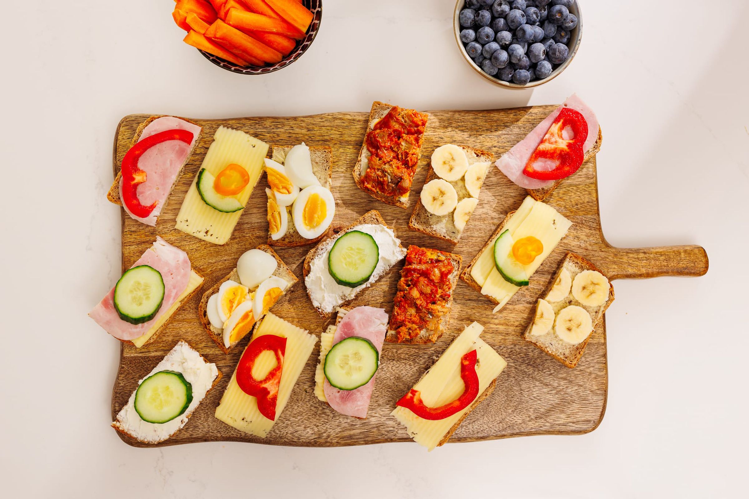 ferdige smørbrød lagt ut på et skjærebrett