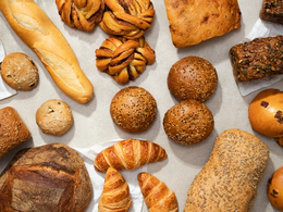 På bildet ser man flere ulike brød og bakeverk