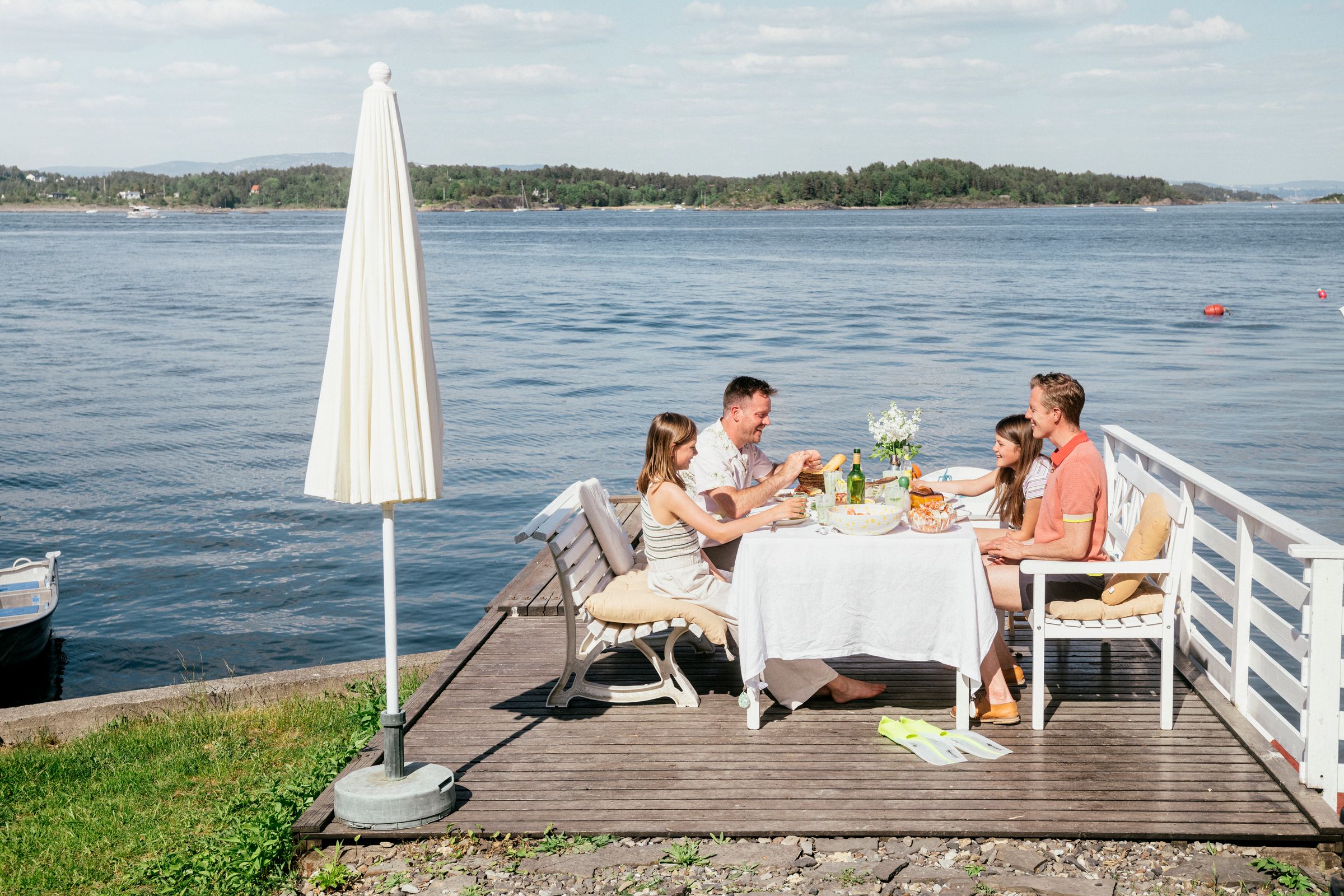 Bildet inneholder et bord dekket for grillmiddag.