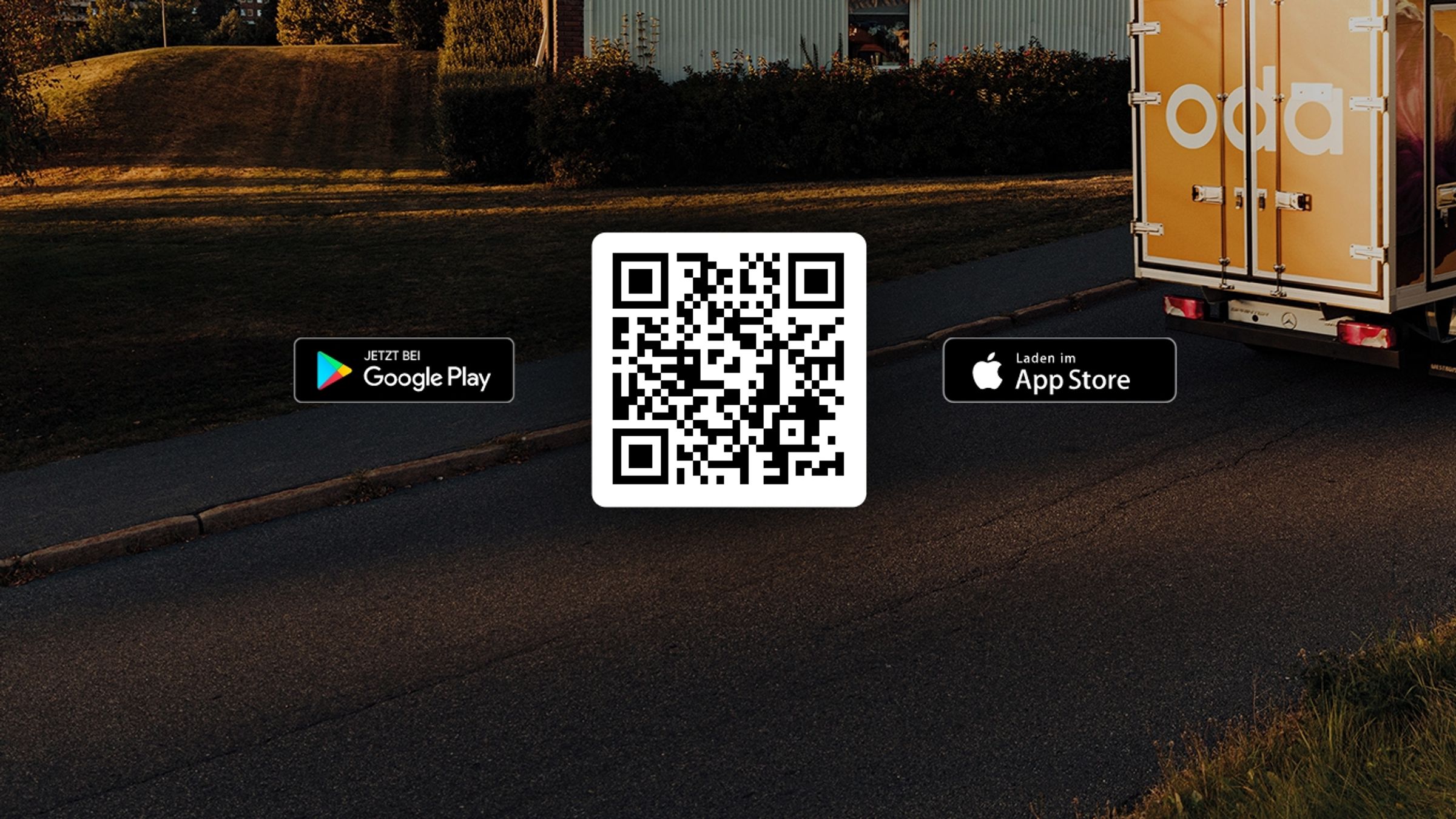 Das App-Store-Badge und das Google-Playstore-Badge sowie ein QR-Code zum App Download sind auf einem Bild mit dem Oda-Van abgebildet.