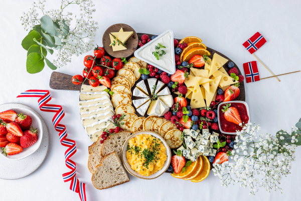 På bildet ser man et ostefat og pynt til 17. mai.