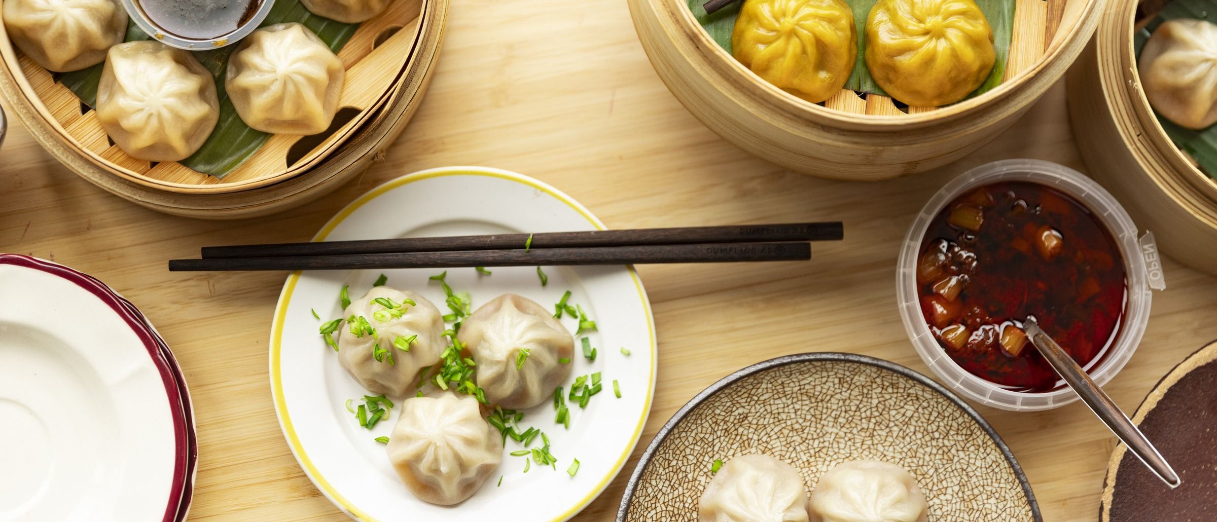 På bildet synes et bord dekket for en middag med dumplings fra Dumplings AS.