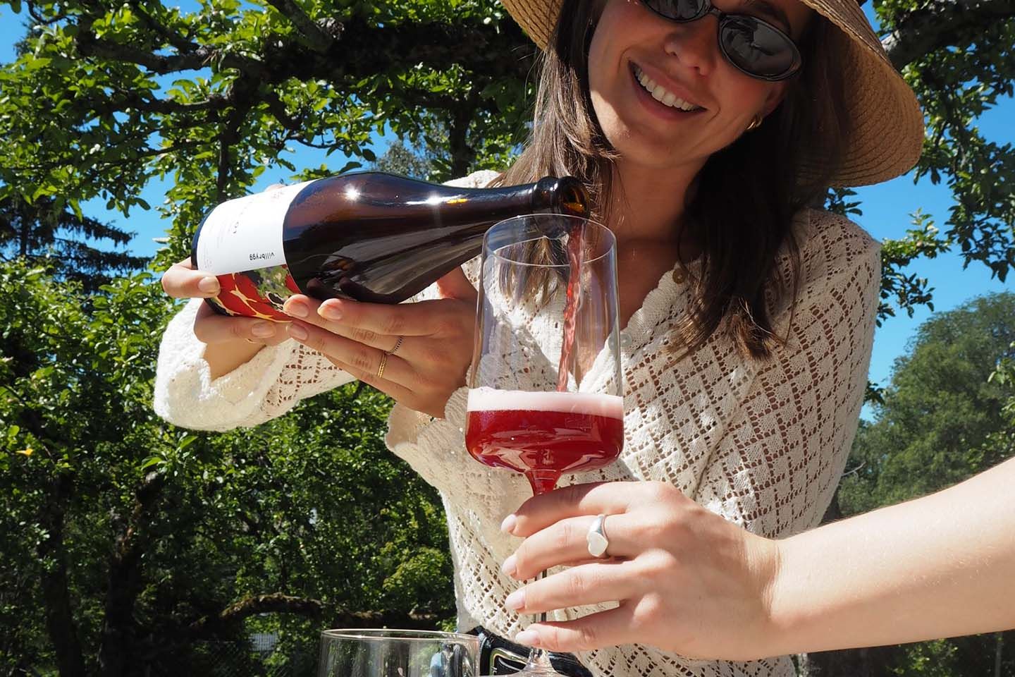 På bildet ser man en person server drikke fra Villbrygg