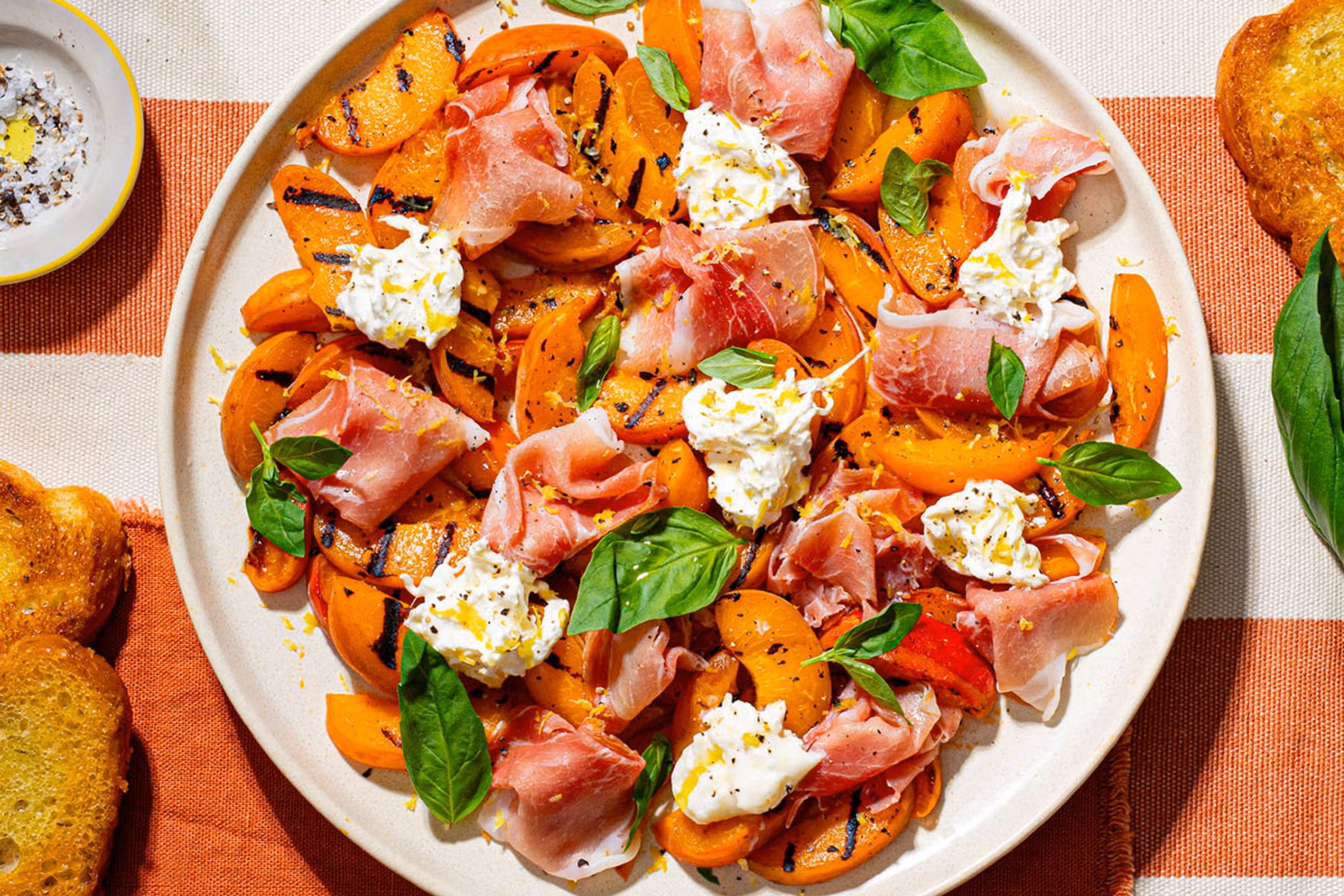 På bildet ser man en tallerken med grilled aprikos-salat