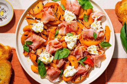 På bildet ser man en tallerken med grilled aprikos-salat