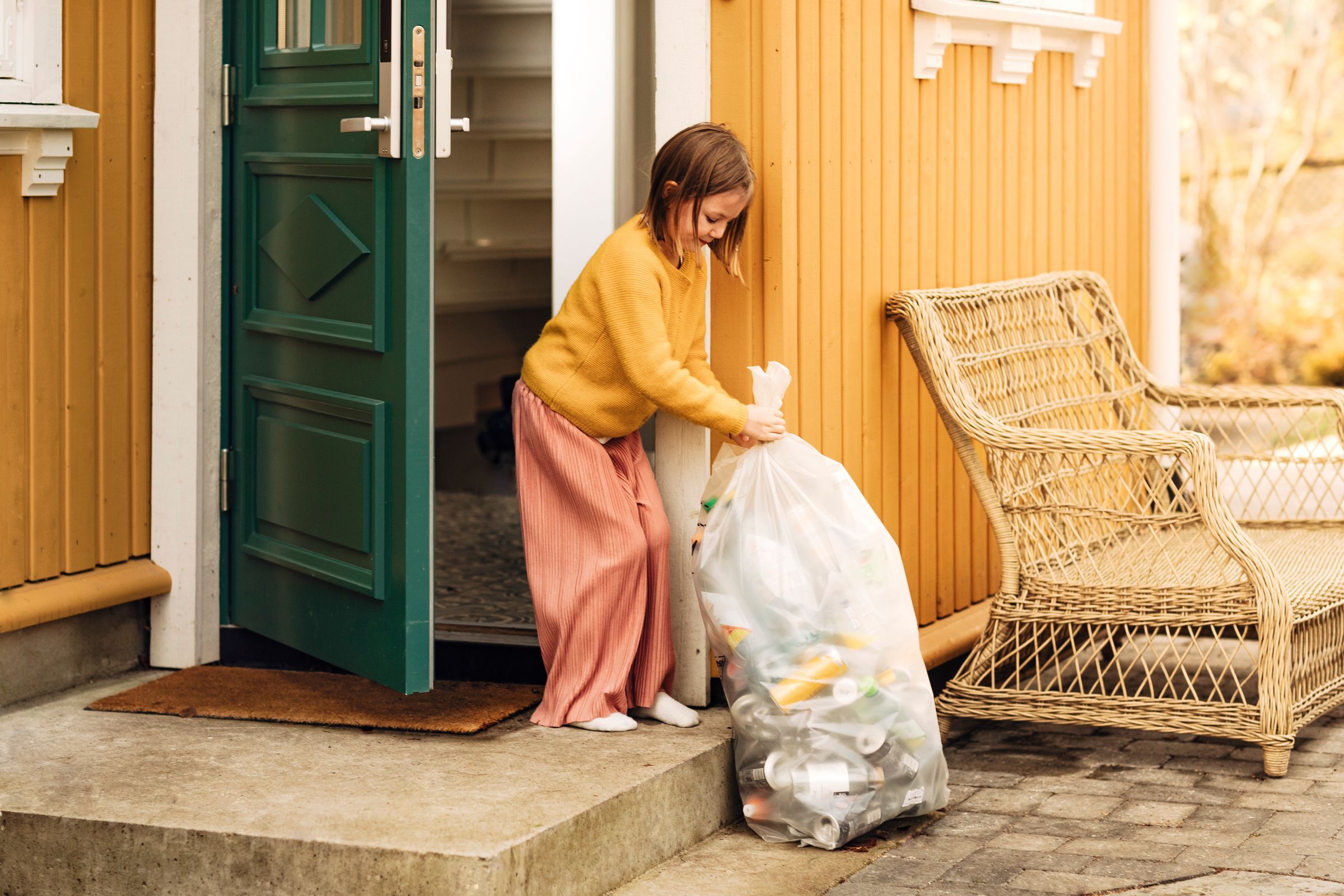 Oda erleichtert dir die Pfandrückgabe. Auf dem Bild sieht man ein kleines Mädchen einen riesigen Müllsack mit Pfandflaschen schleppen. Das ist mit Oda nun vorbei.